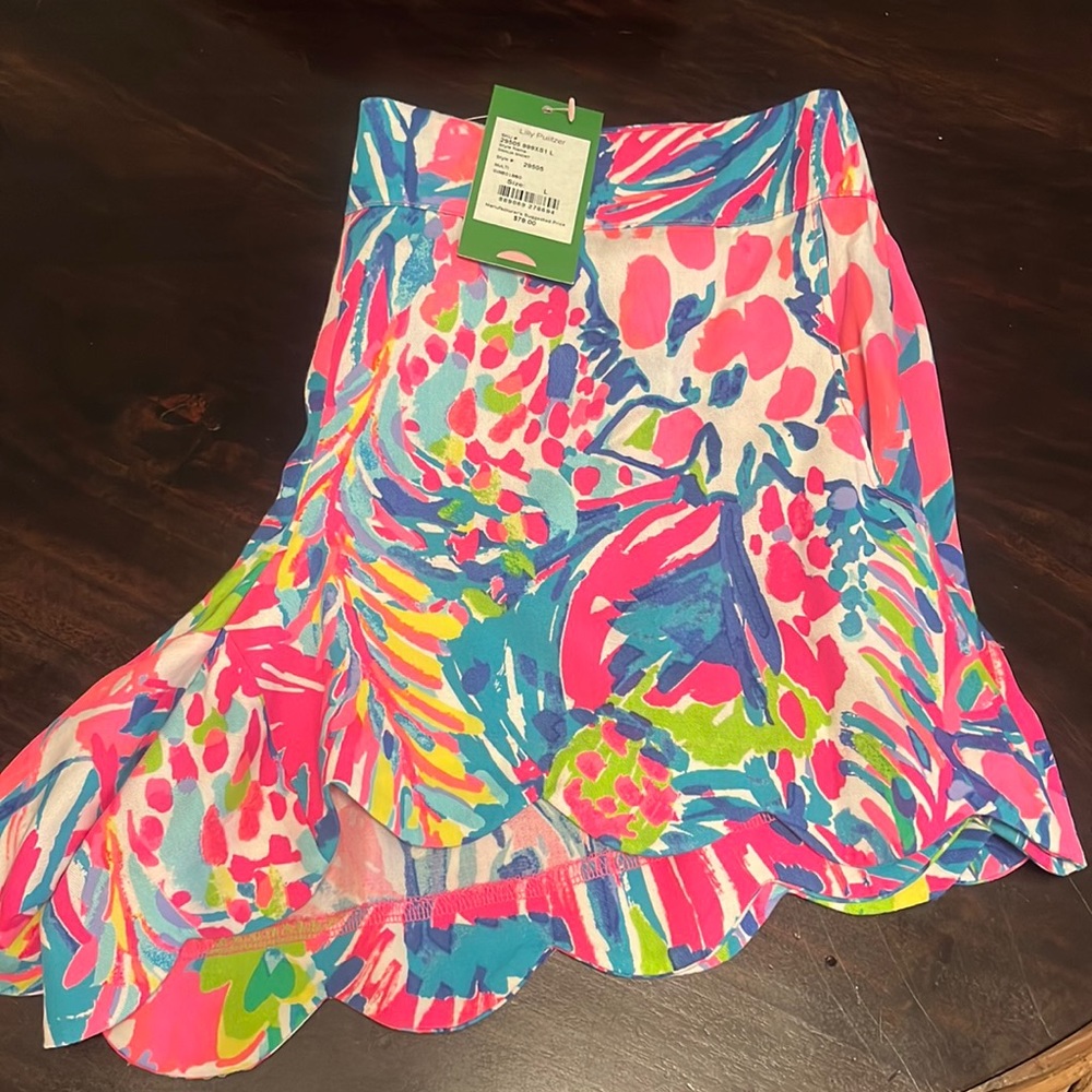 Lilly Pulitzer dahlia short. Size large. NWT!!